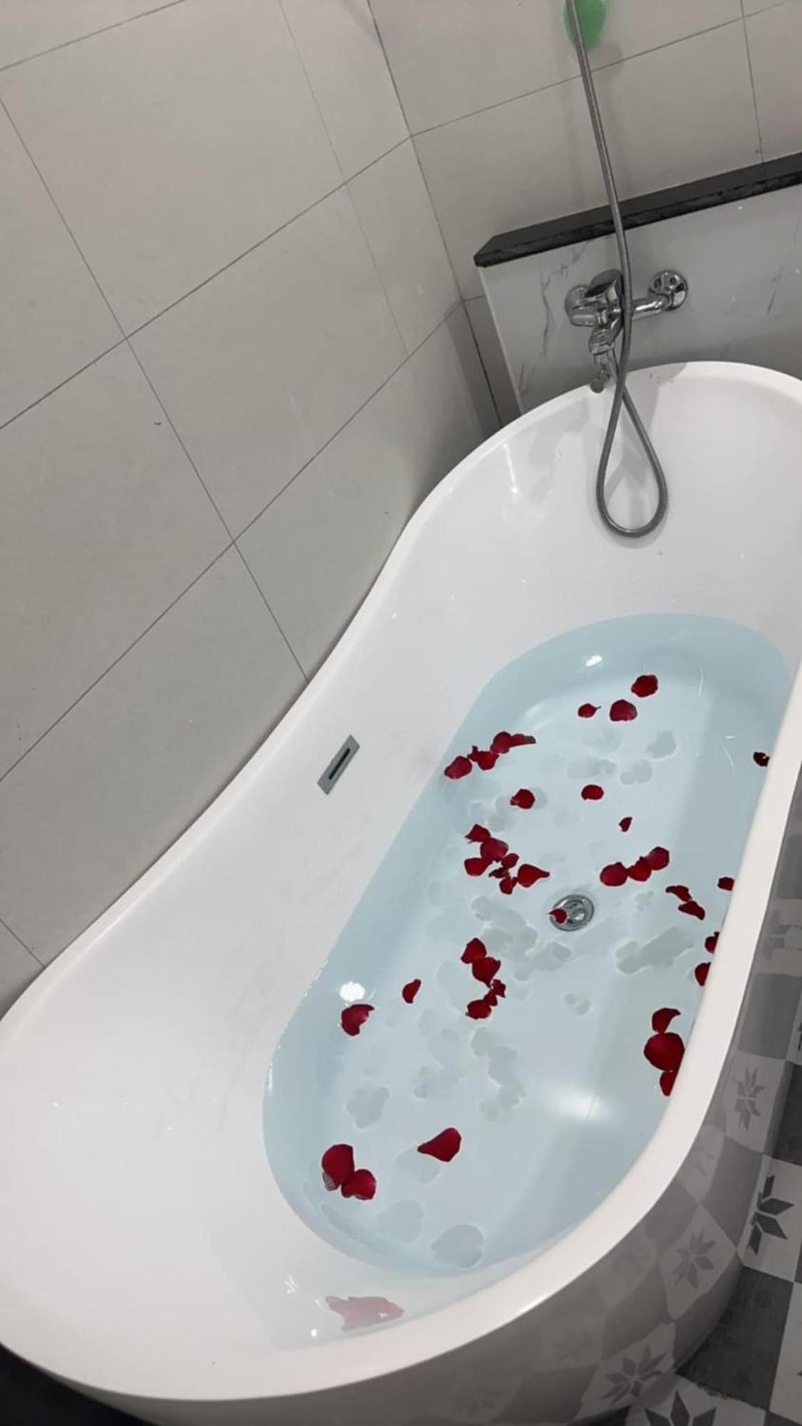 Rose's * Hue